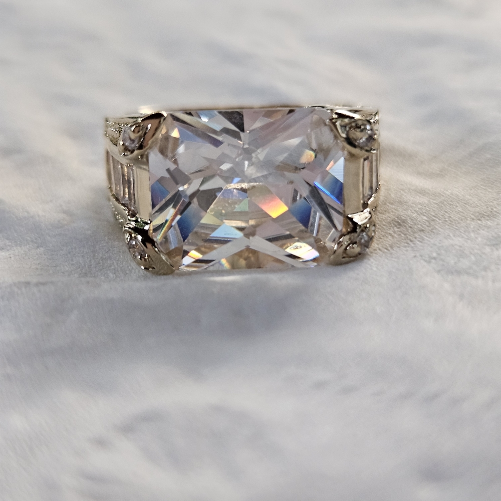 Elegant Silver Women's Ring with Clear Gemstone - Picture 5 of 14